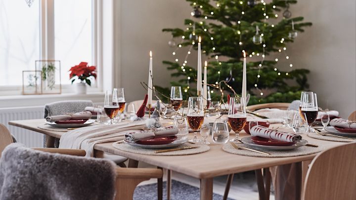 En juldukning i röda toner står uppdukad för årets julmiddag. 