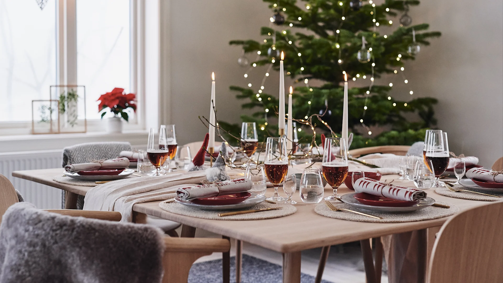 En juldukning i röda toner står uppdukad för årets julmiddag.