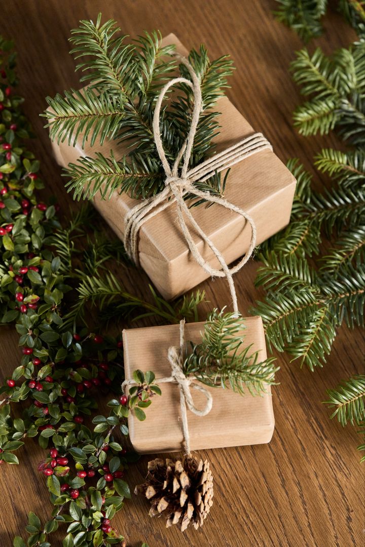 Pynta dina julklappar med granris dekoration för att höja julstämningen i hemmet i jul.