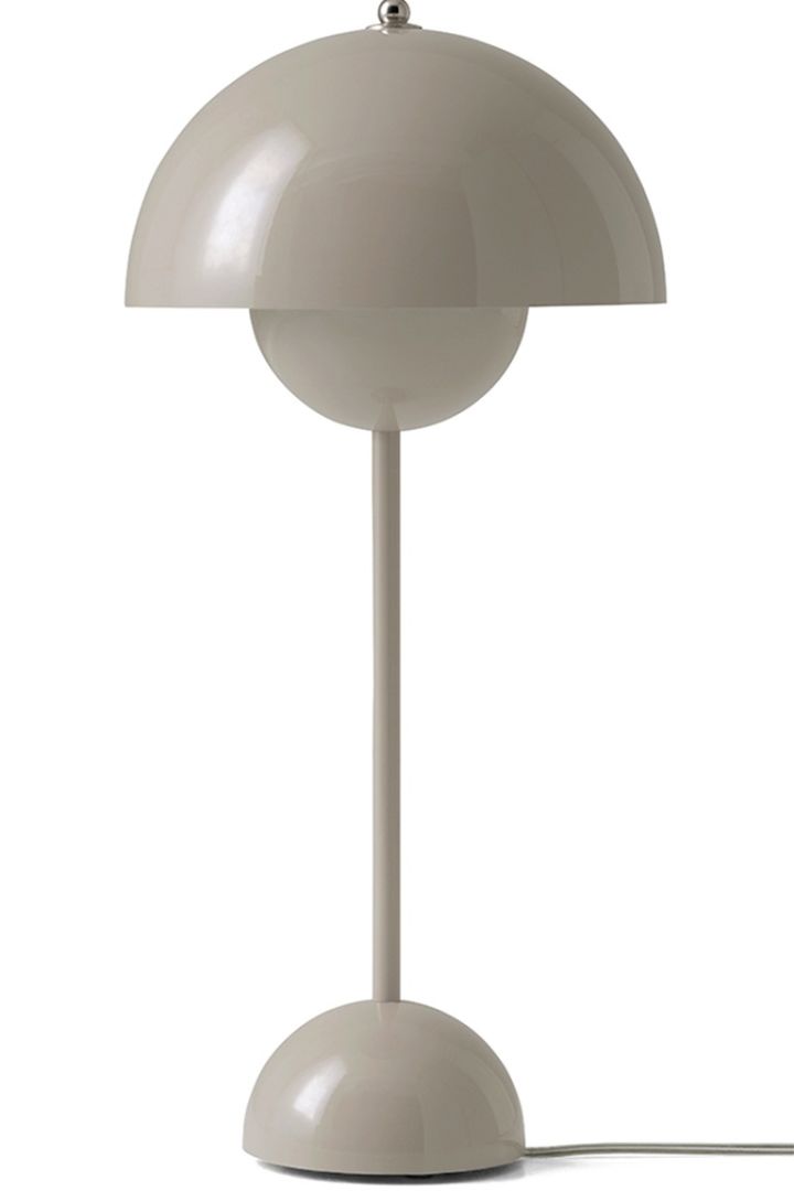 FlowerPot VP3 bordslampa från &Traditon är en skandinavisk lampfavorit designad av Verner Panton, här i färgen grå-beige.