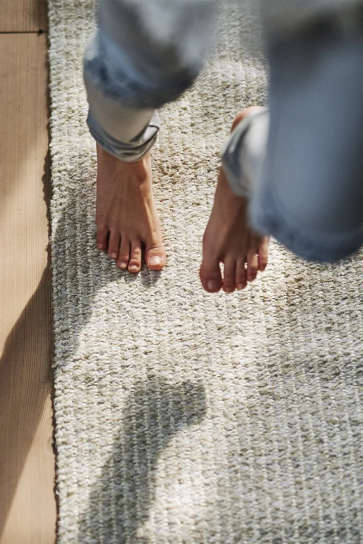 Den mjuka bomullsmattan Fallow från Nordic Nest är mjuk att springa barfota på och perfekt att inreda i skandinavisk stil med.