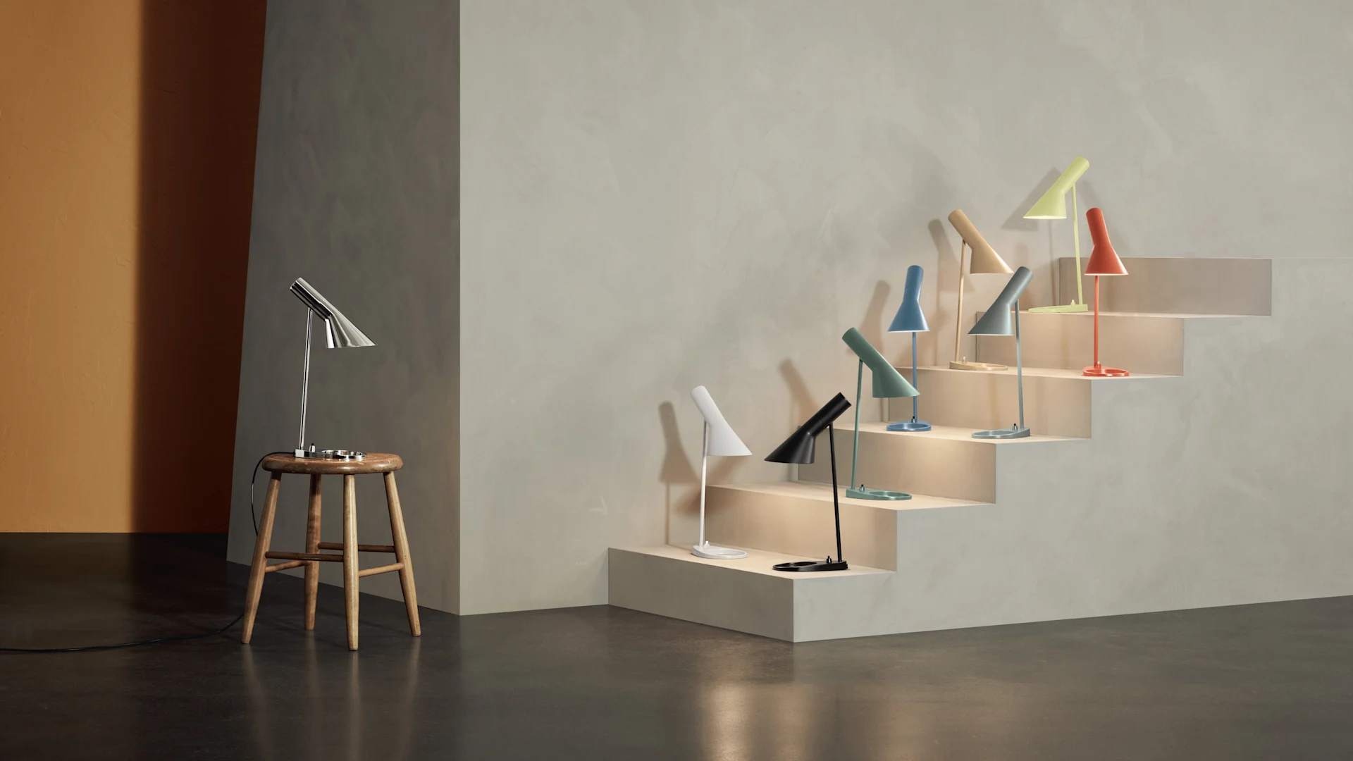 AJ bordslampa från Louis Poulsen,, formgiven av Arne Jacobsen, här hela kollektionen av bordslampor i olika färger placerade i trappa.