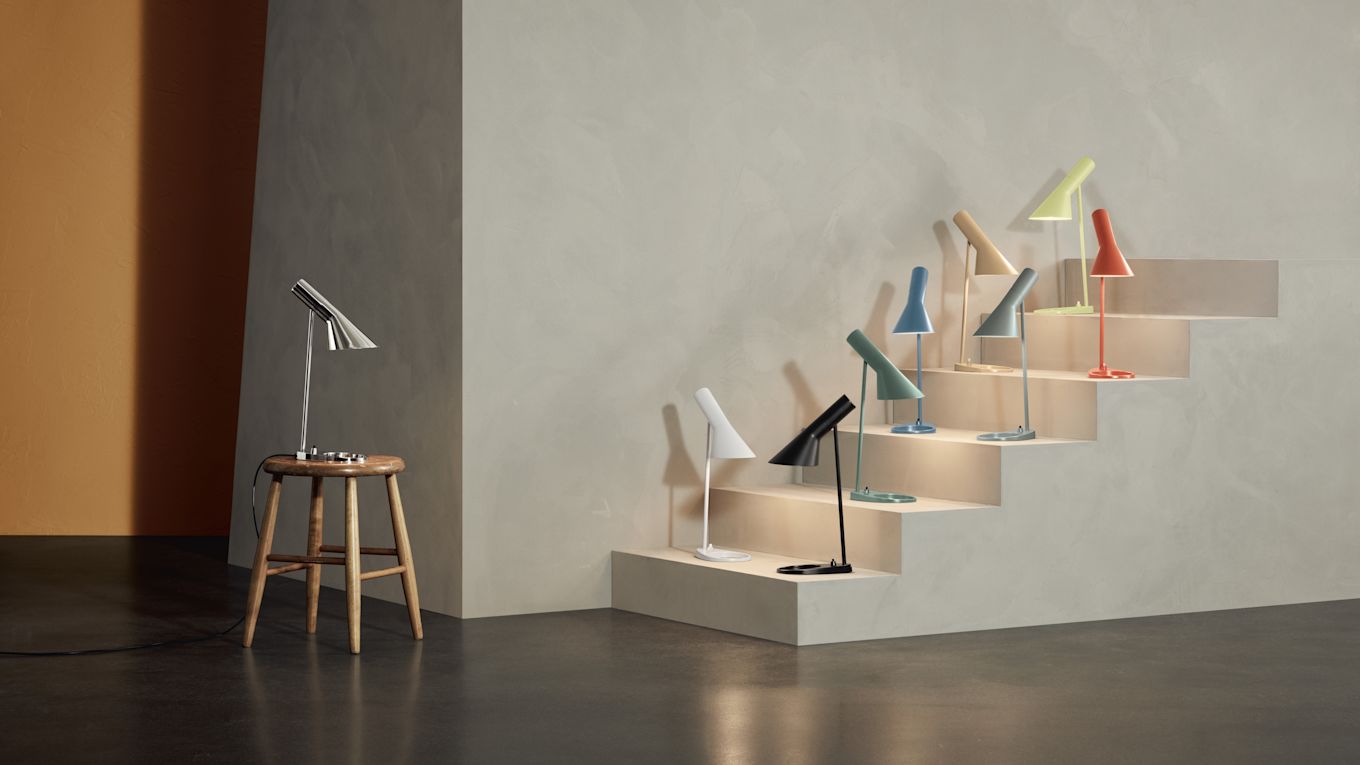 AJ bordslampa från Louis Poulsen,, formgiven av Arne Jacobsen, här hela kollektionen av bordslampor i olika färger placerade i trappa.