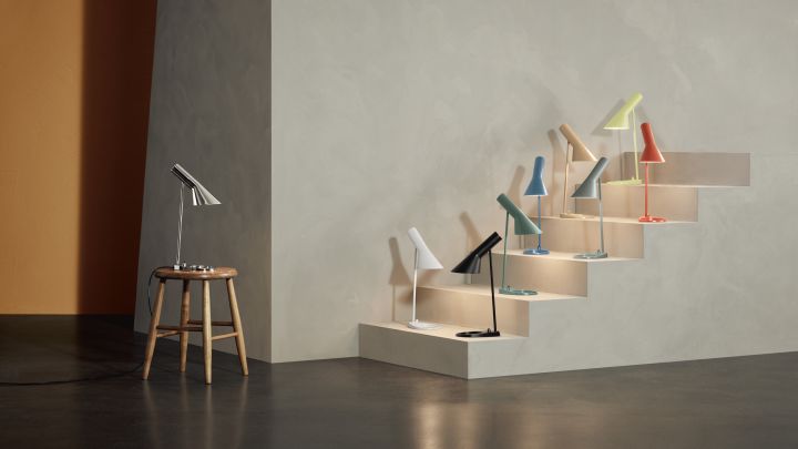 AJ bordslampa från Louis Poulsen,, formgiven av Arne Jacobsen, här hela kollektionen av bordslampor i olika färger placerade i trappa.