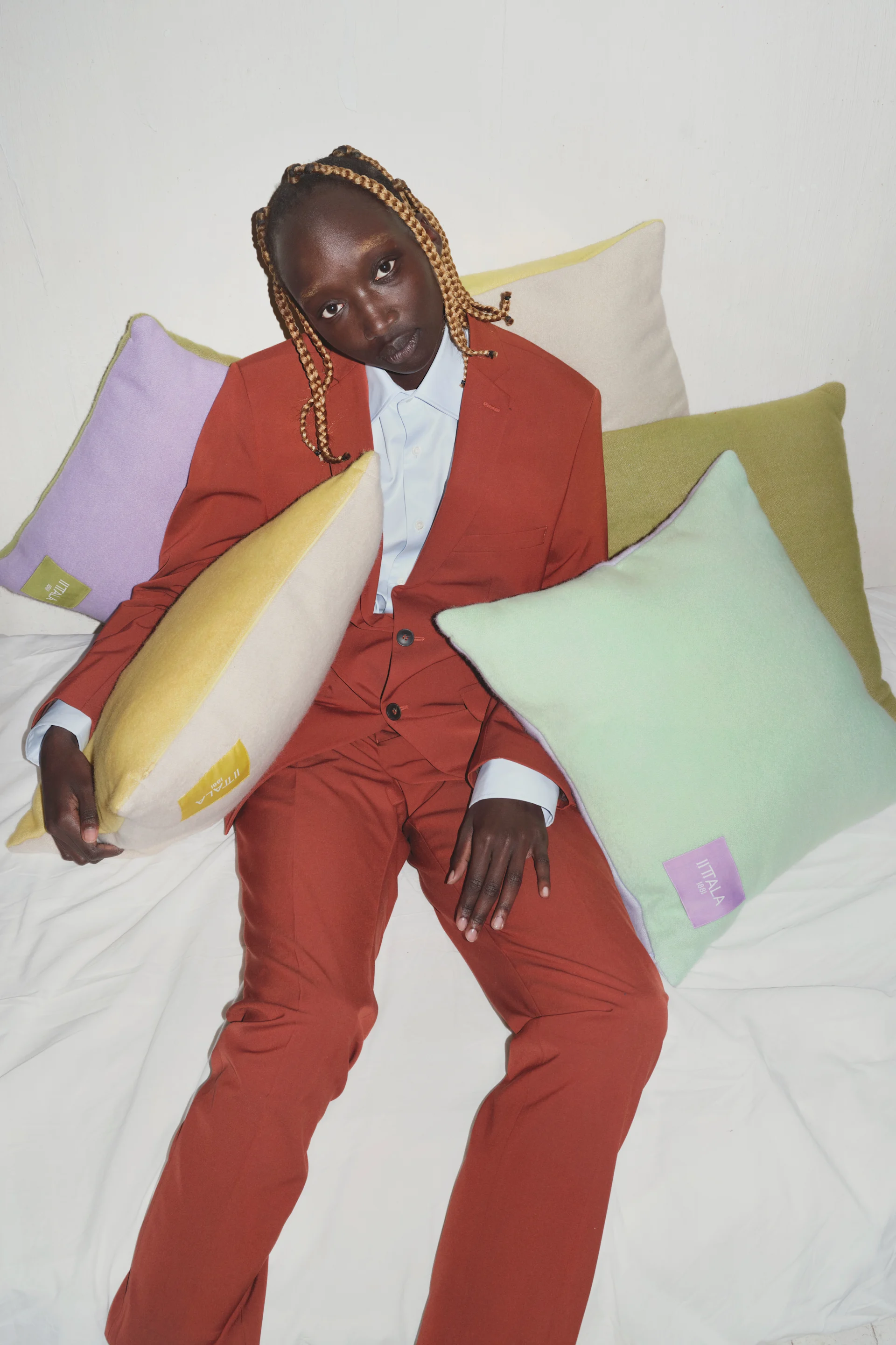 Kuddar från Iittala i pastellfärgerna lila, mint och gult. 