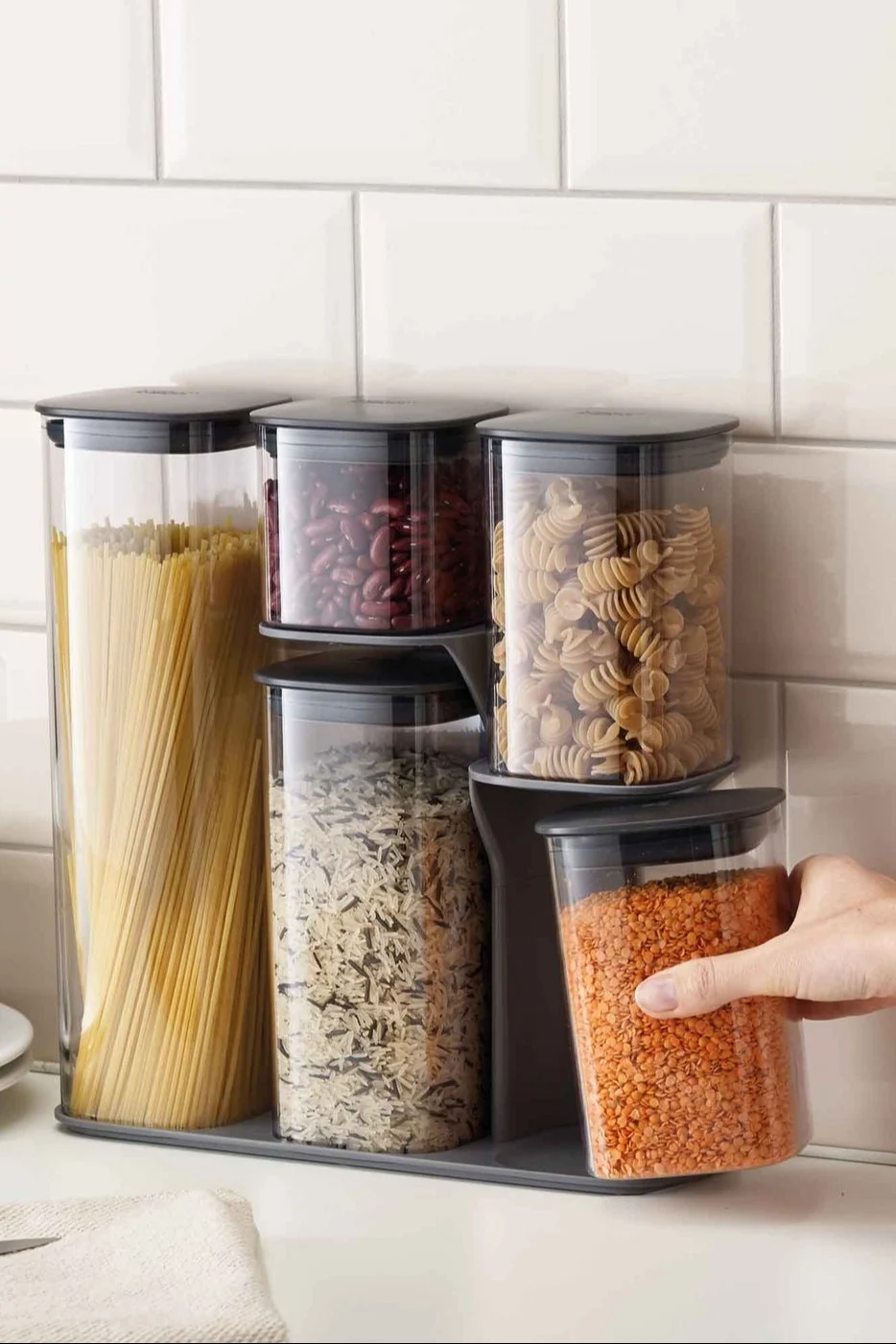 Med burkarna från Podium-kollektionen från Joseph Joseph kan du förvara pasta och linser och organisera ditt skafferi på ett enkelt sätt.