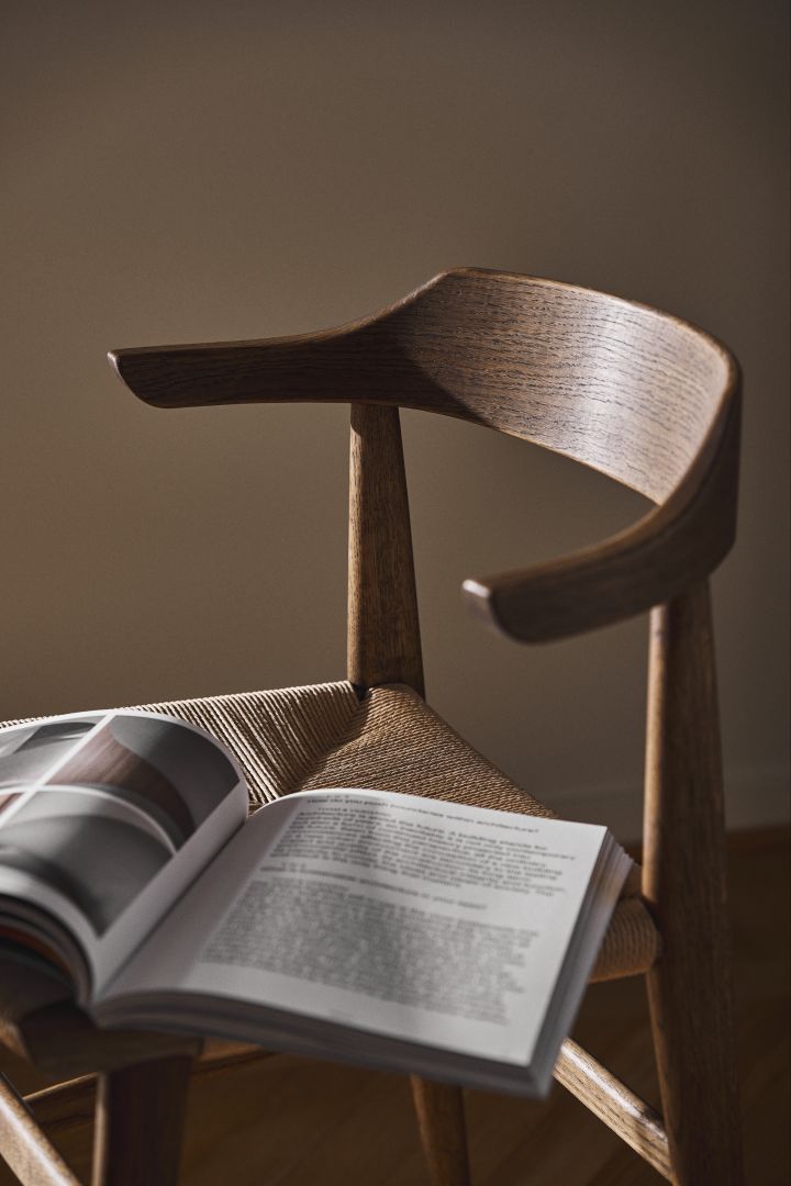 Välkommen till Gärsnäs, här skapas möbelklassiker som Hedda karmstol med flätad sits av papperssnöre.