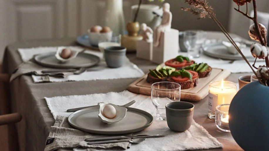 Duka upp till rofylld frukost med inspiration från trender 2019 genom att kombinera porslin i stengods med mjuka textilier som ERNST bordstablett.