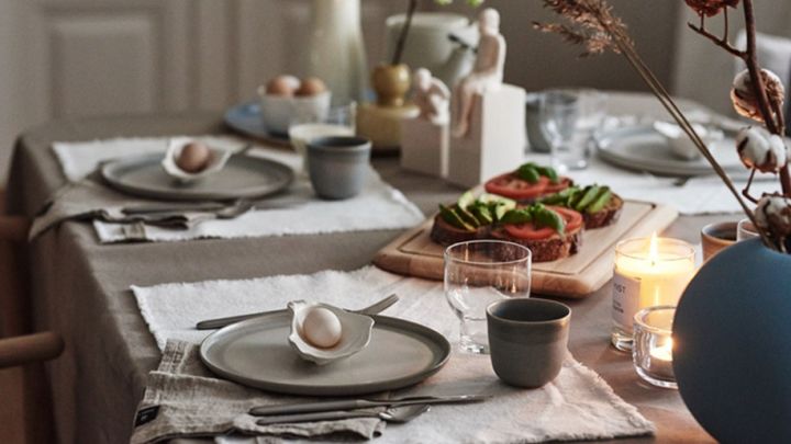 Duka upp till rofylld frukost med inspiration från trender 2019 genom att kombinera porslin i stengods med mjuka textilier som ERNST bordstablett. 