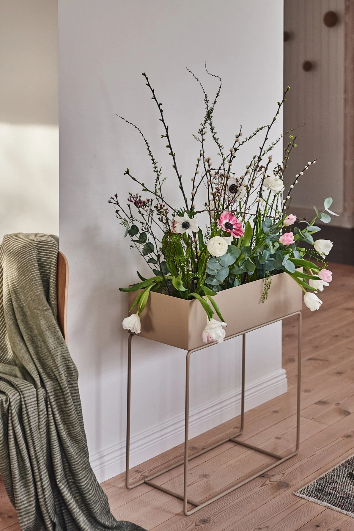 9 tips på stora krukor inomhus. Inred med Plant box blombord i färgen cashmere (beige) i pulverlackerad metall från Ferm Living.