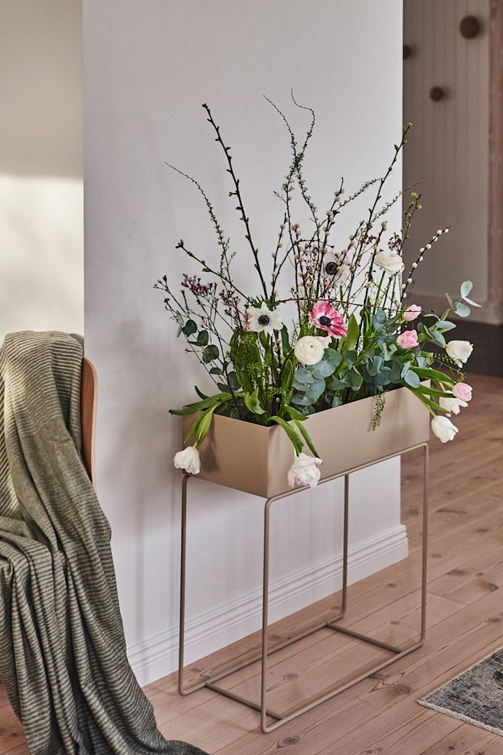 9 tips på stora krukor inomhus. Inred med Plant box blombord i färgen cashmere (beige) i pulverlackerad metall från Ferm Living.