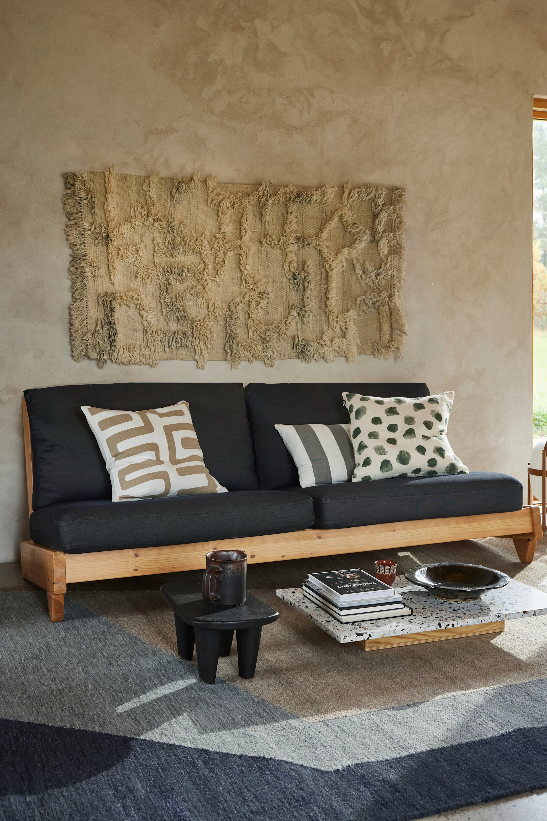 Dekorera vägg med Rio matta från Classic Collection. Mattan gänger över soffan i vardagsrummet.