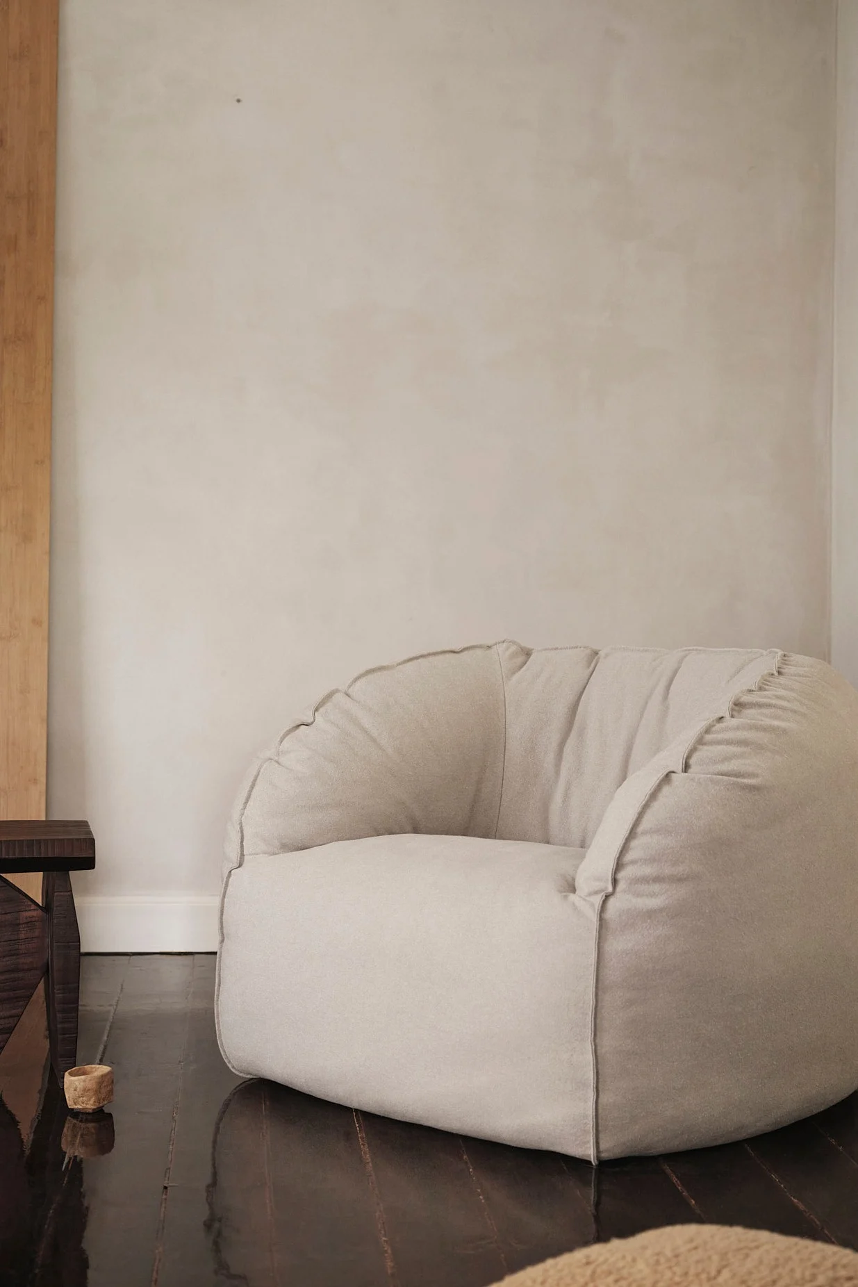 Nesten fåtölj är en omfamnande, bullig fåtölj från ferm Living som passar perfekt in i årets inredningstrender 2025. 