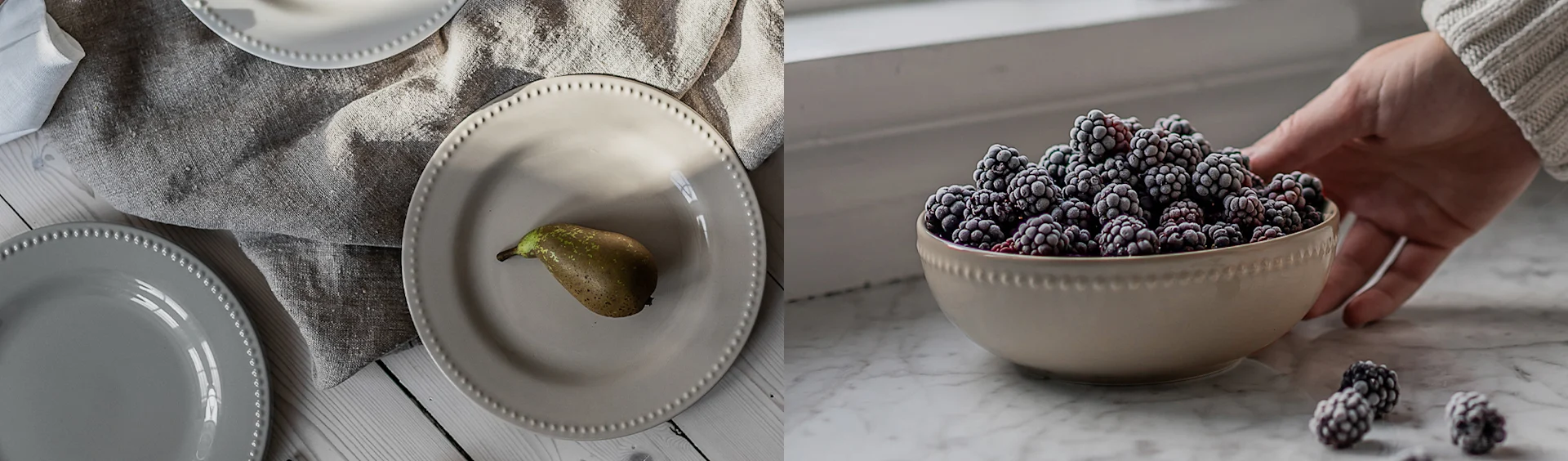 Gräddvita och grå pärlkantade tallrikar med ett päron, och en skål med frostade björnbär som hålls av en hand. Endast idag.