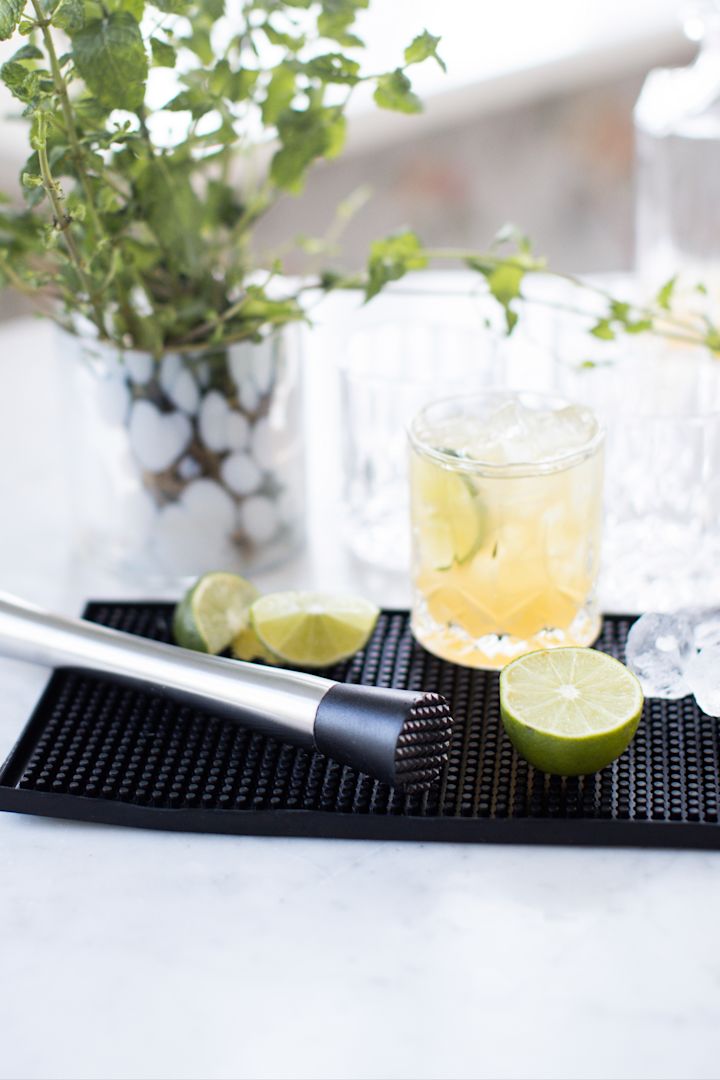Mocktails: En virgin caipirinha med lime och farinsocker står på en barmatta.