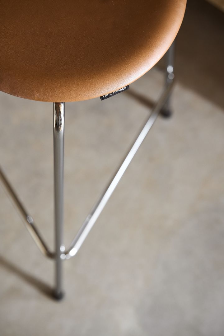 Dot pall/barstol i läder och stål, i färgen valnöt från danska designvarumärket Fritz Hansen.