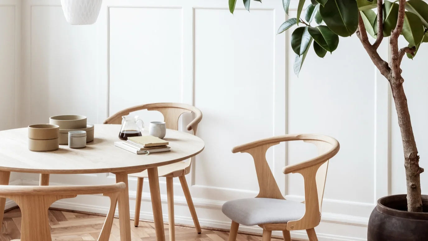 Tidlösa matstolarna In Between från &tradition är sann skandinavisk design för en matplats i skandinavisk stil.