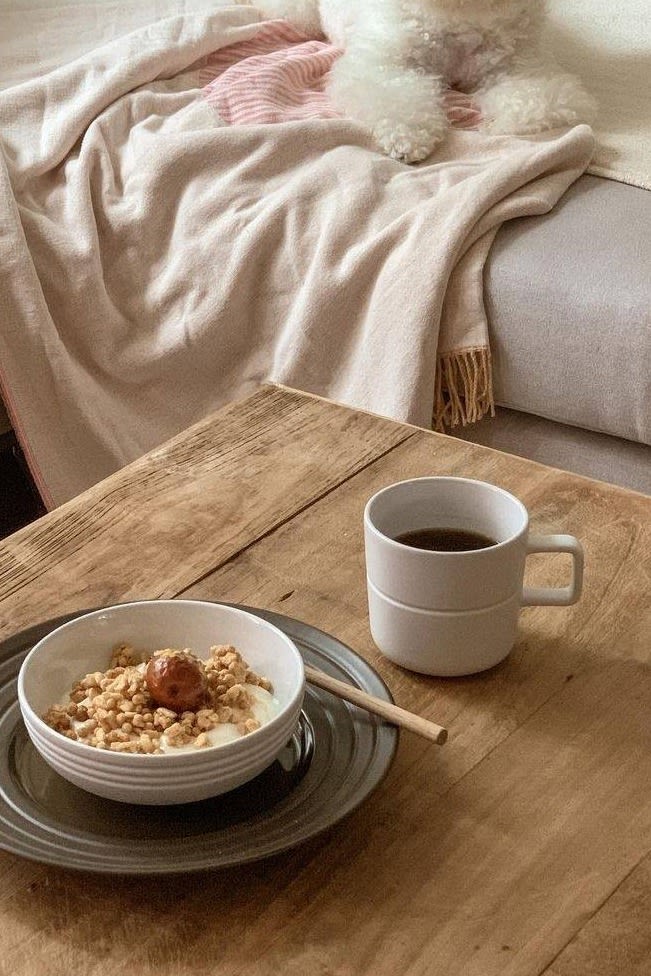 Stilrena Lines mugg i vitt från NJRD är en av våra 12 tips på julklappar för dig som är ute i sista sekunden! Foto: @hongchahome