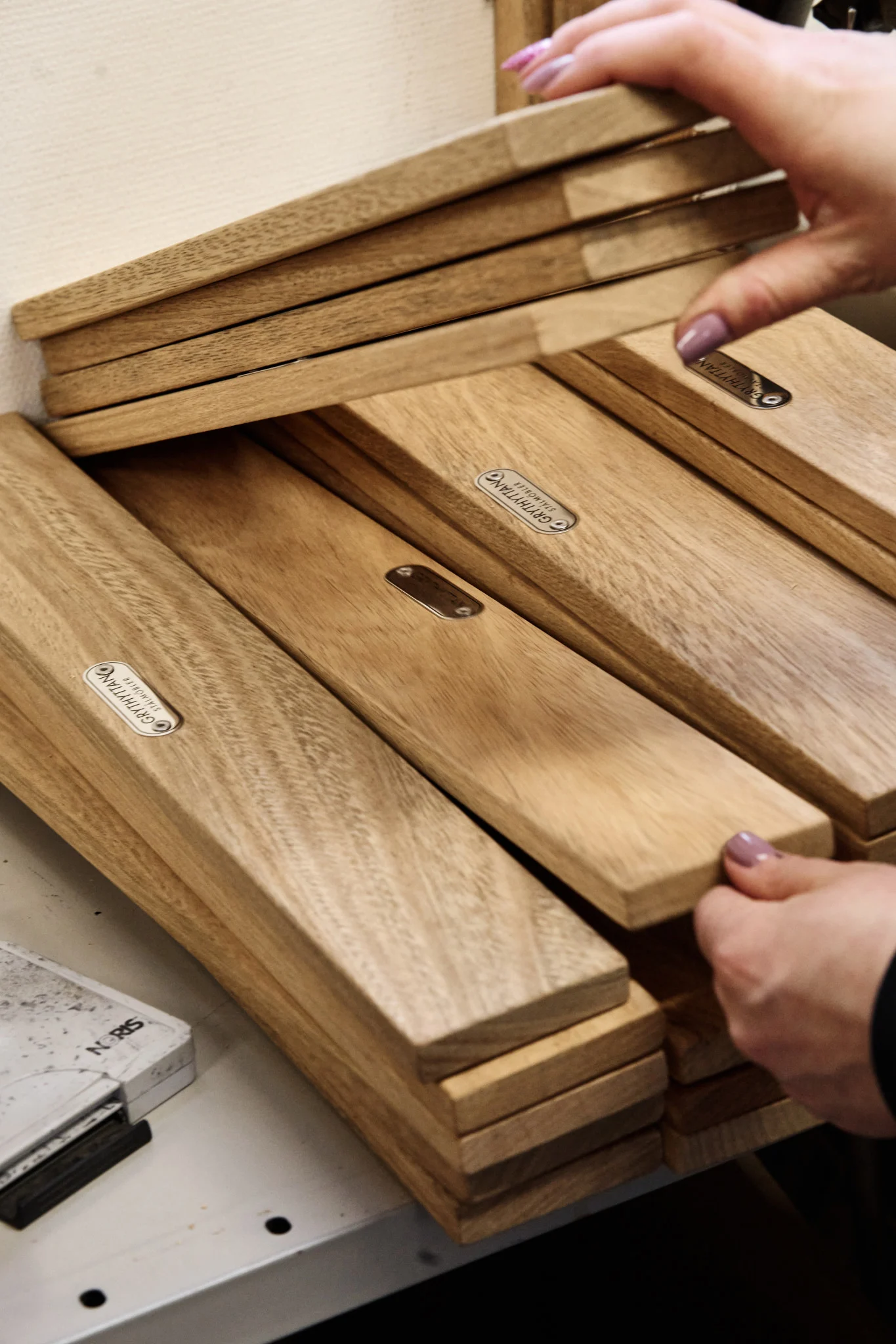 Lär känna varumärket Grythyttan Stålmöbler: Här granskas varje träbit noggrant för att hålla rätt kvalitet och för att den ska kunna matchas på bästa sätt med en annan bit.