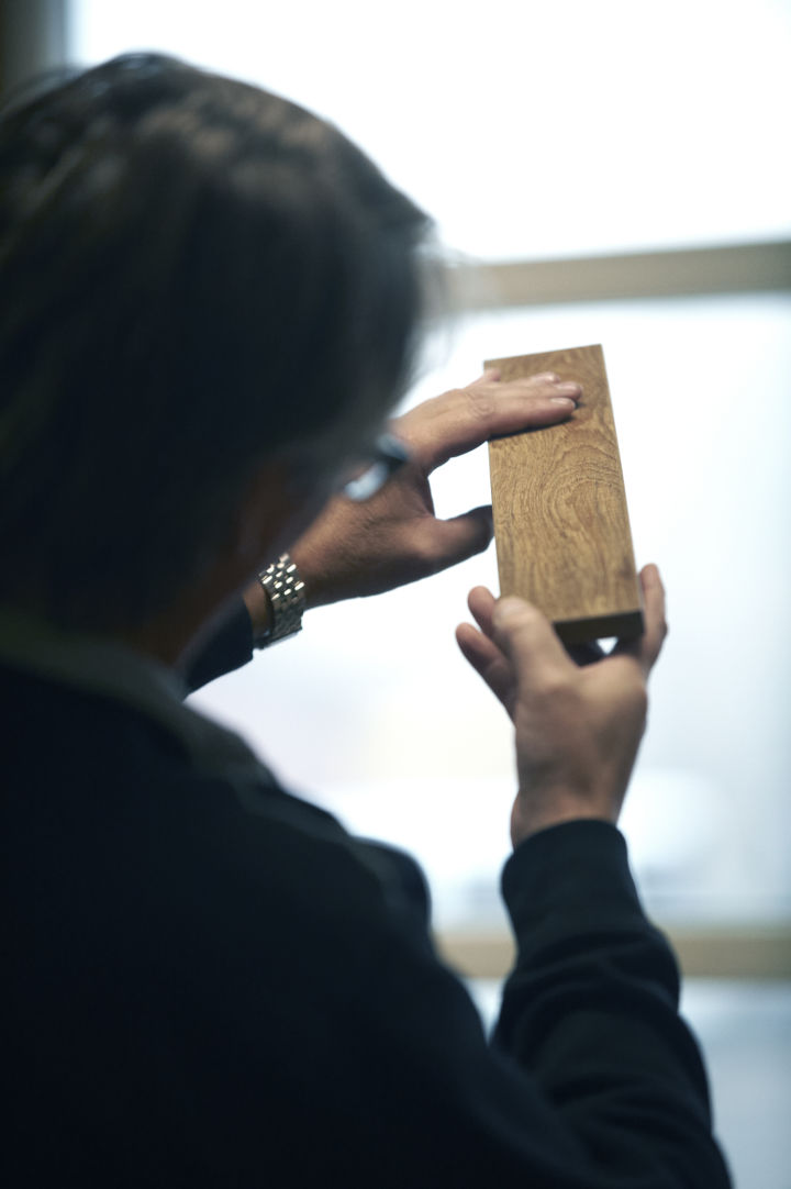 Lär känna varumärket Grythyttan Stålmöbler: Här granskas varje träbit noggrant för att hålla rätt kvalitet och för att den ska kunna matchas på bästa sätt med en annan bit.