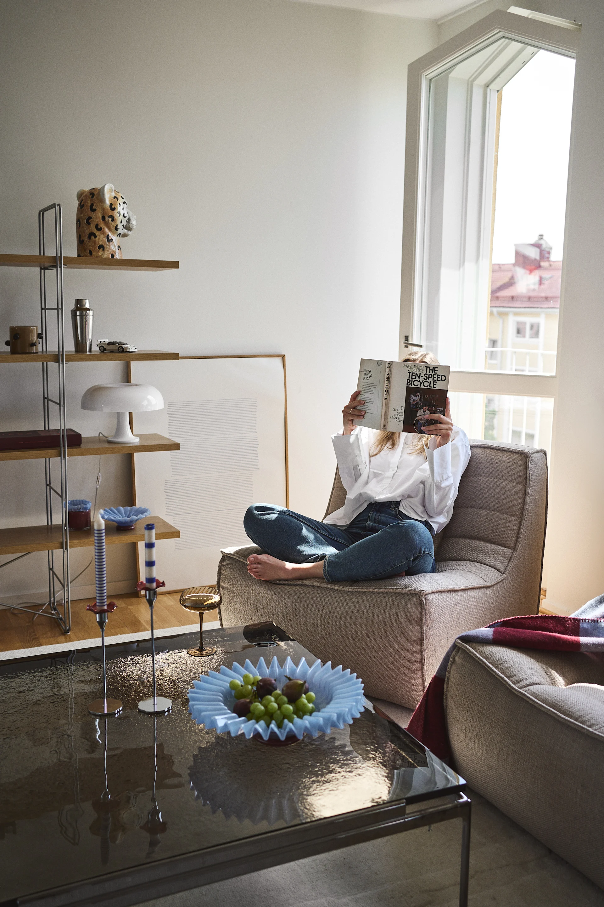 Att inreda vardagsrummet med statement pieces från Byon skapar ett personligt och eklektiskt hem, fyllt med glädje, form och färg. Här Lori skål i ljusblått, Cheetah vas, Opacity champagneglas, Embrace pläd och Lara ljuslykta.