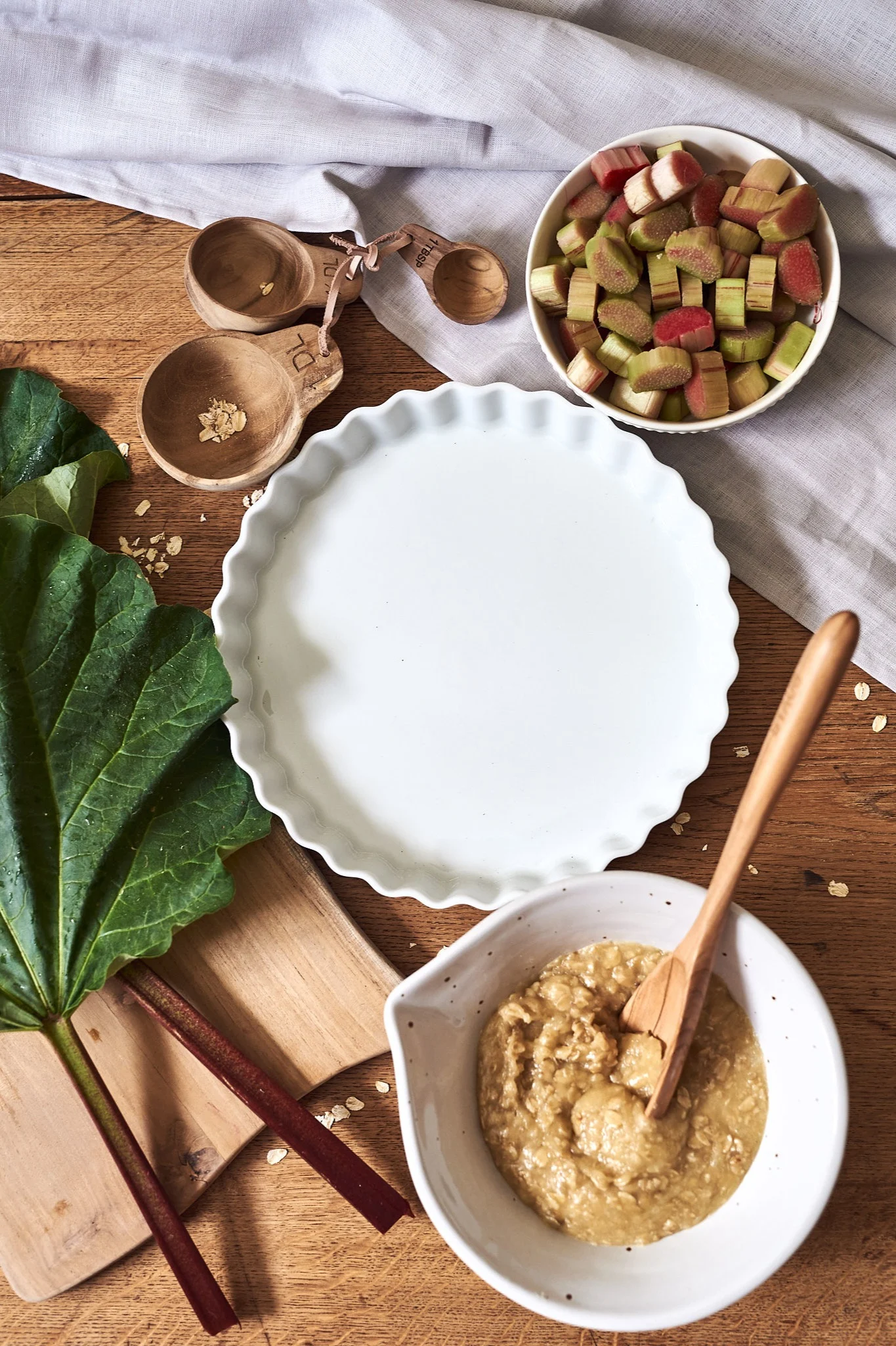 Rarberpaj på gång att bakas i vit pajform från Pillivuyt. 