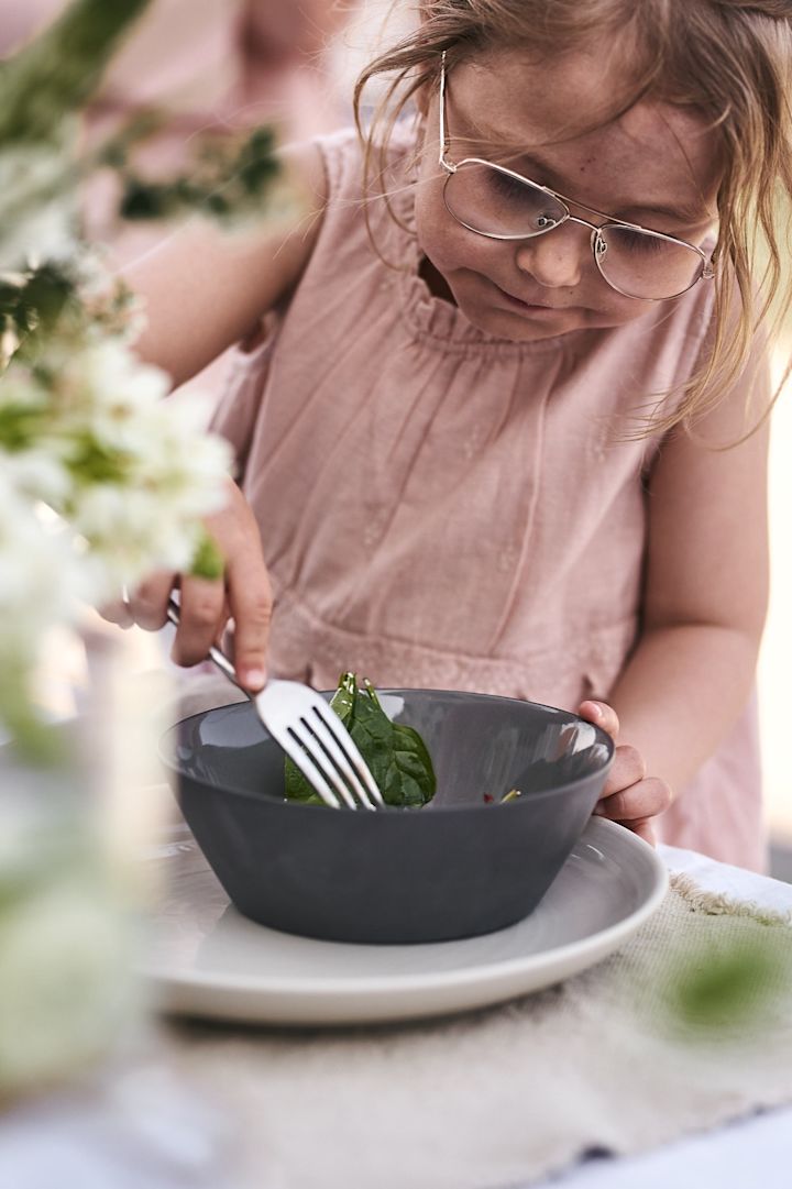 Det mumsas på sommarsallad ur grå Tisvilde skål från Broste Copenhagen. 