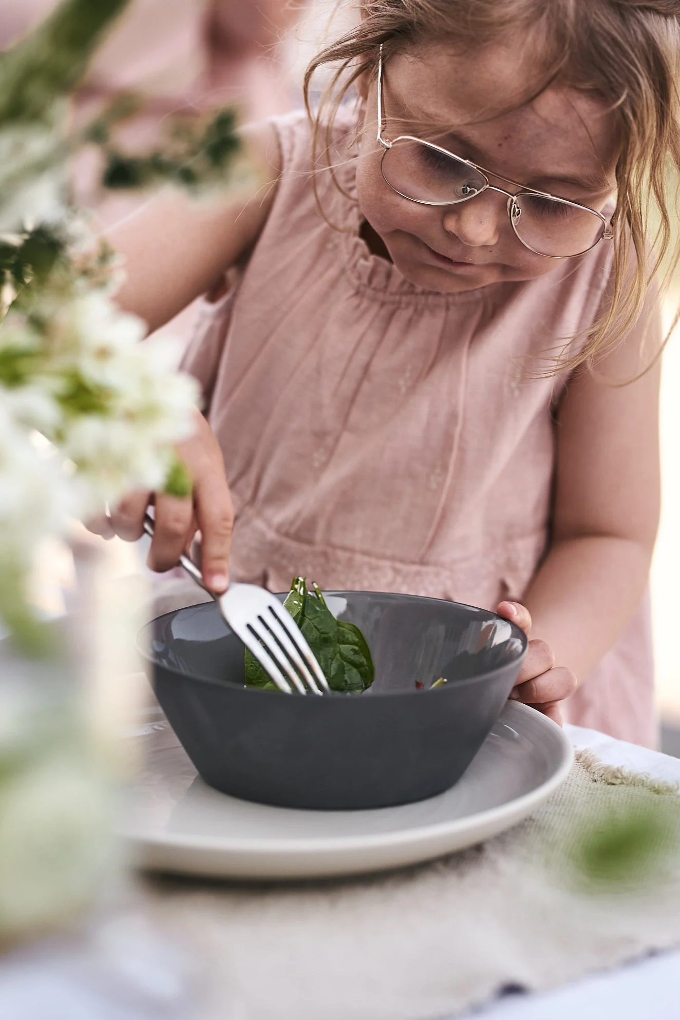 Det mumsas på sommarsallad ur grå Tisvilde skål från Broste Copenhagen.
