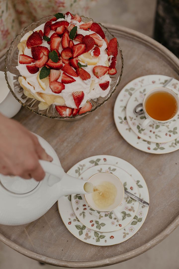 Somrigt porslin såsom Wild Strawberry från Wedgwood med vackra blommor på i är perfekt att inreda växthus med. Foto: Johanna Berglund, @snickargladjen