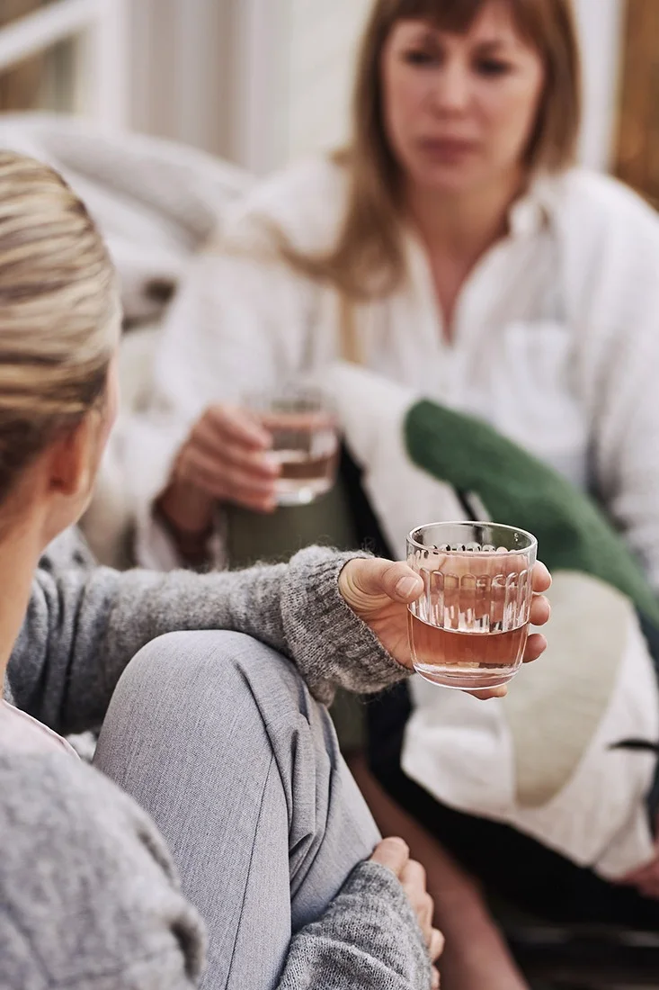 Riktigt hygge-mys avnjuts på balkongen med en fikastund med bästa vännen och ett glas svalkande saft ur Raami dricksglas från Iittala.