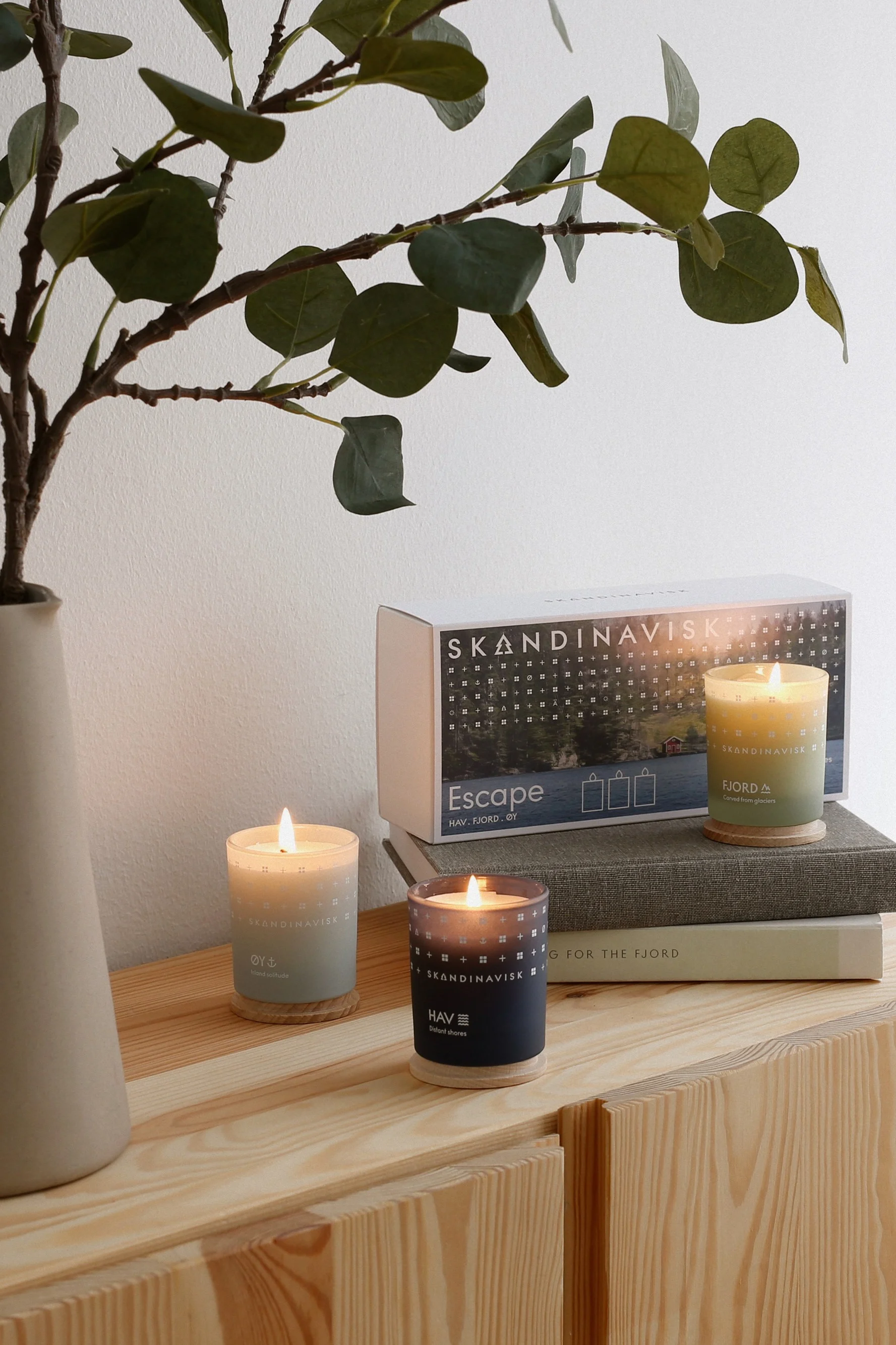 Mors dag-presenter: Det tredelade Escape-presentsetet från Skandinavisk visas här dekorativt stående på en träkommod.