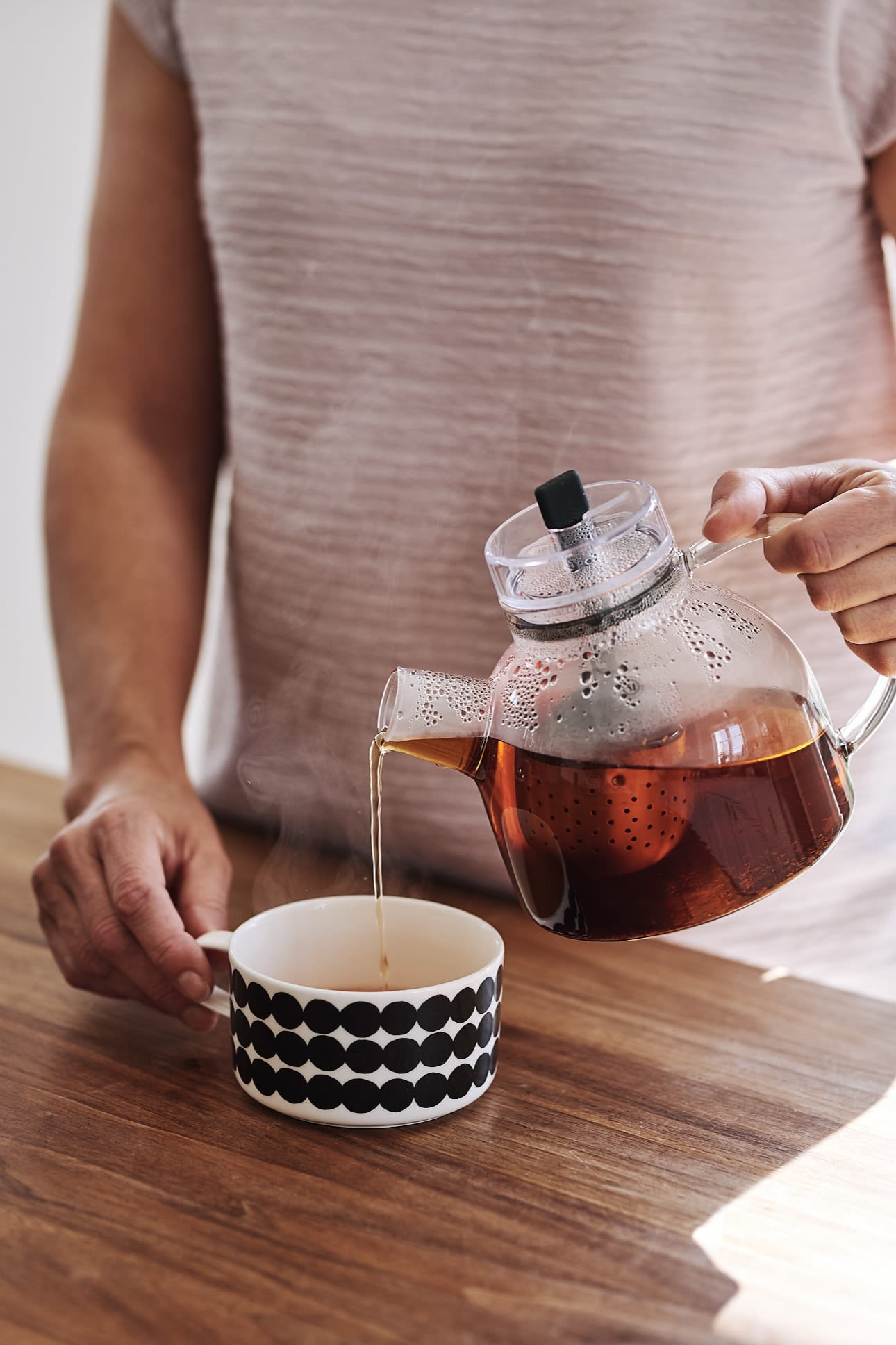 Kaffe serveras på fikastunden ur Kettle tekanna från Menu och i Räsymatto tekopp från Marimekko.