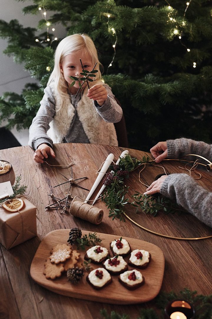 Juldekorationen gjorda av pinnar är ett enkelt julpyssel för barn och blir ett fint DIY till jul. 