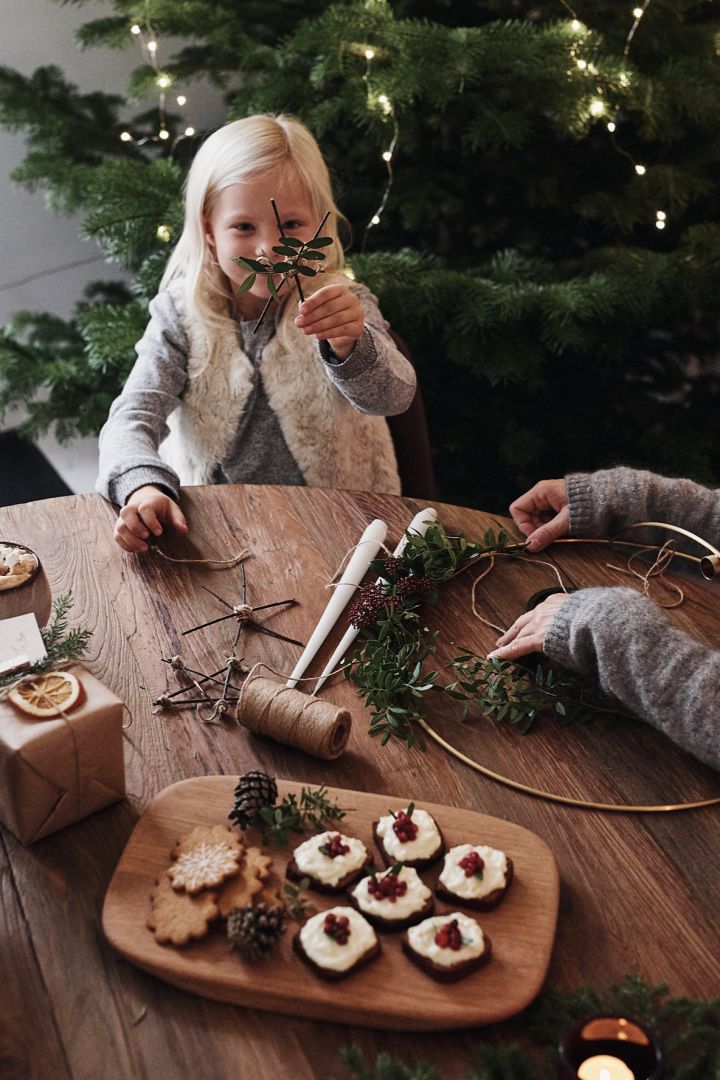 Juldekorationen gjorda av pinnar är ett enkelt julpyssel för barn och blir ett fint DIY till jul. 
