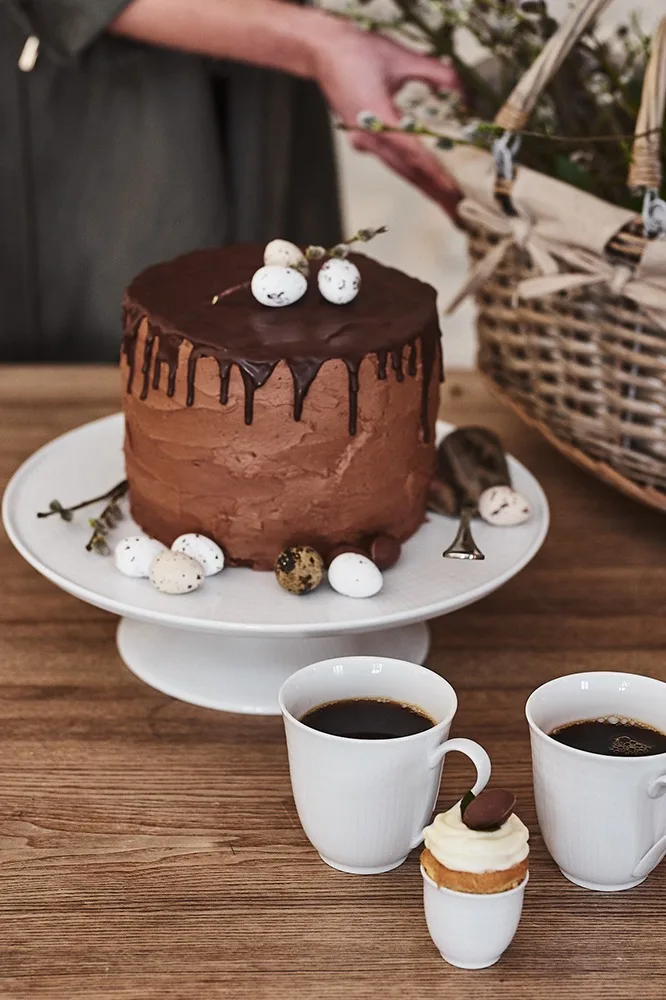 Dukat för påsk med påsktårta på vitt tårtfat från Swedish Grace och kaffekoppar från Swedish Grace.