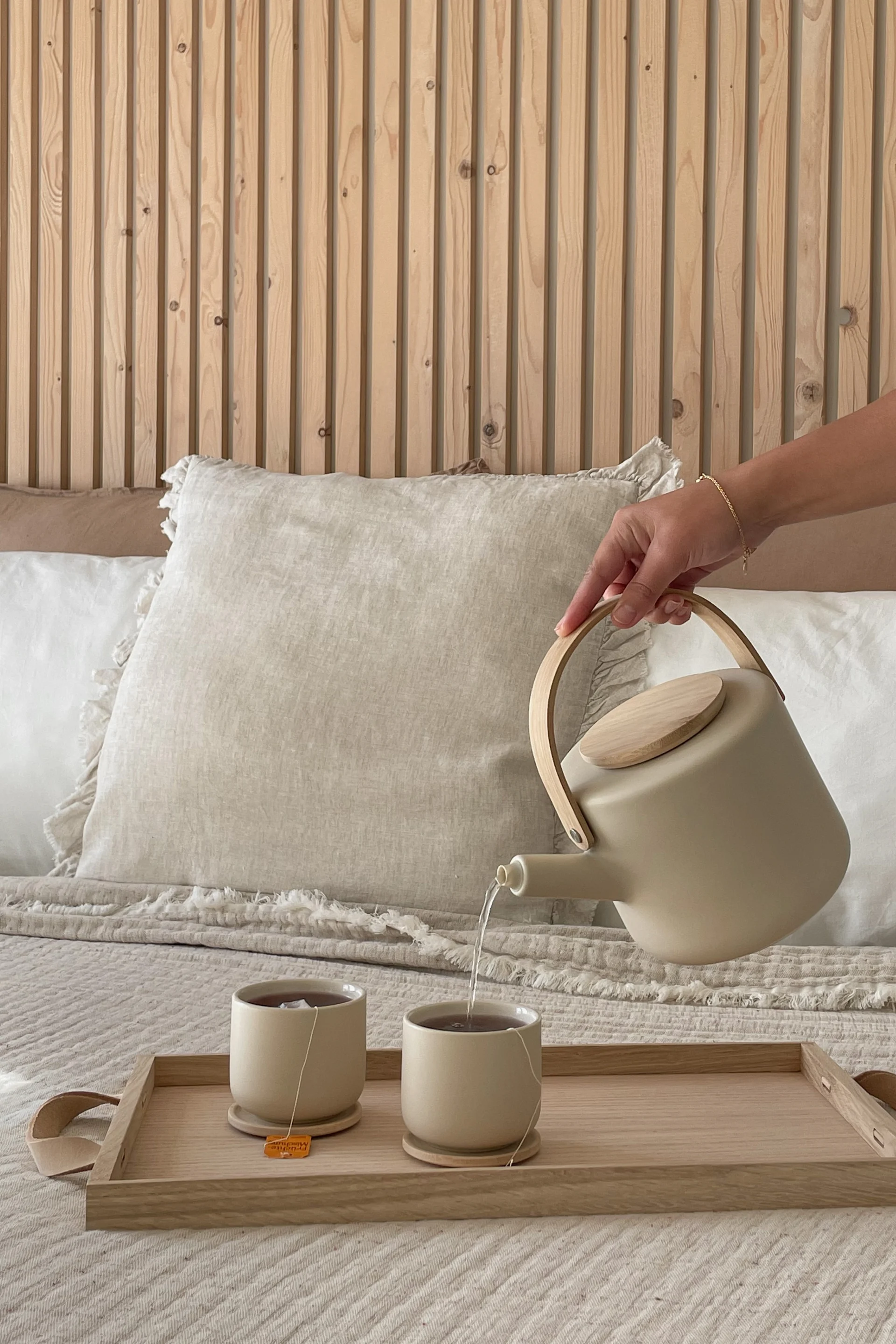 Förgyll dina frukoststunder med varmt te i stilrena Theo temugg som är ultimata tekoppen för teälskaren. Foto: @our_home_living