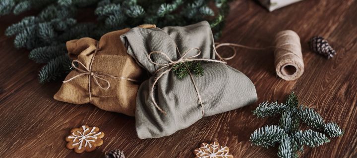 Ett hållbart sätt att slå in paket på är att slå in dem i kökshanddukar som här där jul och grön kökshandduk använts.