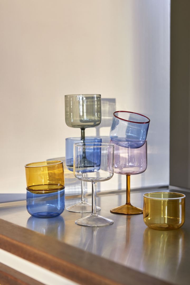 För in pastell i din inredning genom att inreda med Tint glas och vinglas från HAY i olika pastellfärger.
