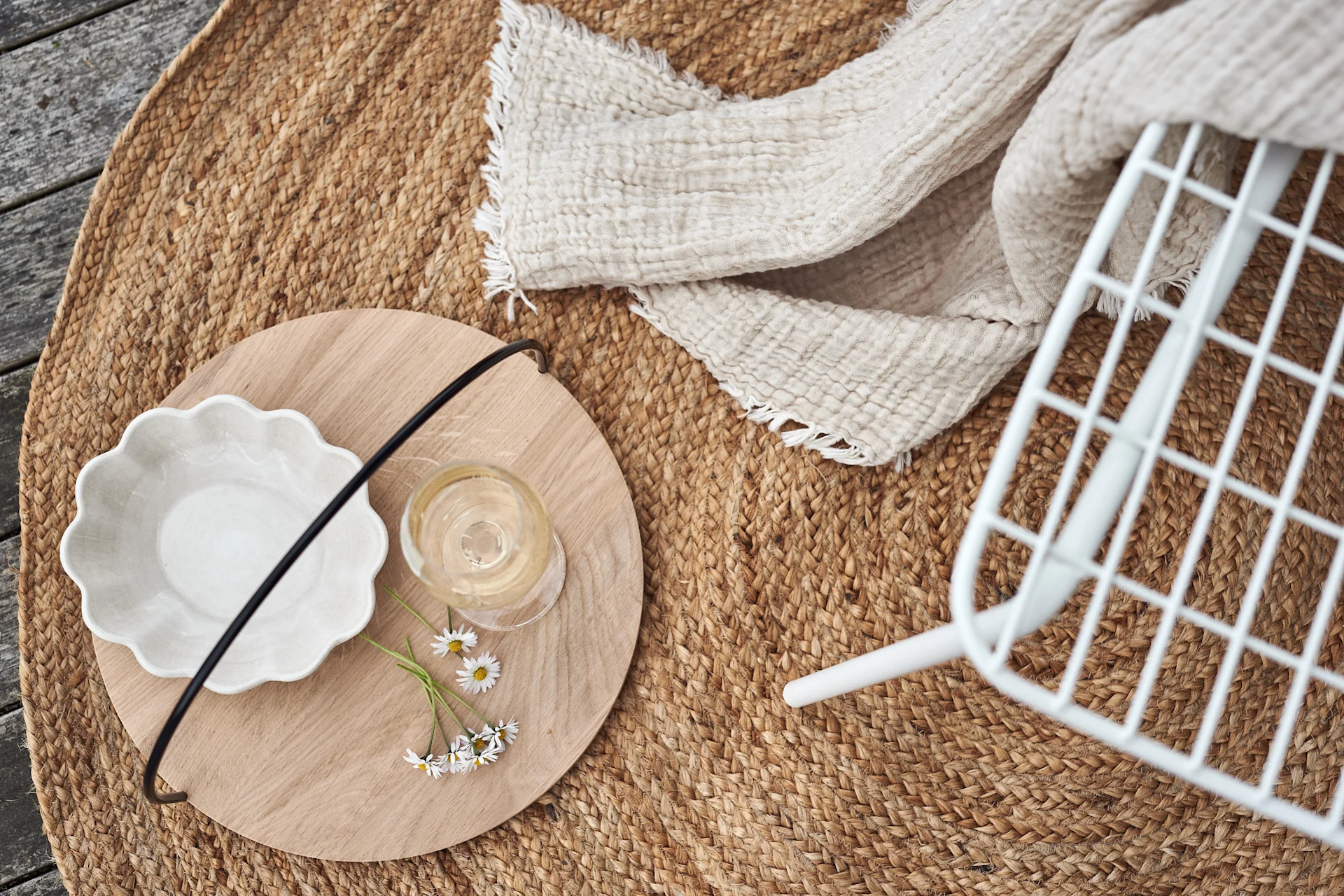 Blonda toner på porslin, bricka och jutematta är några tips på hur du kan väva ihop uteplats trender i sommar när du inreder uteplatsen.