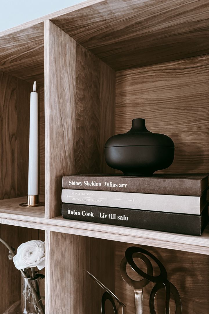 Inreda bokhyllan snyggt - inspiration hemma hos Anela Tahirovic @arkihem där en fin skål från Design House Stockholm är perfekt att styla din bokhylla med.