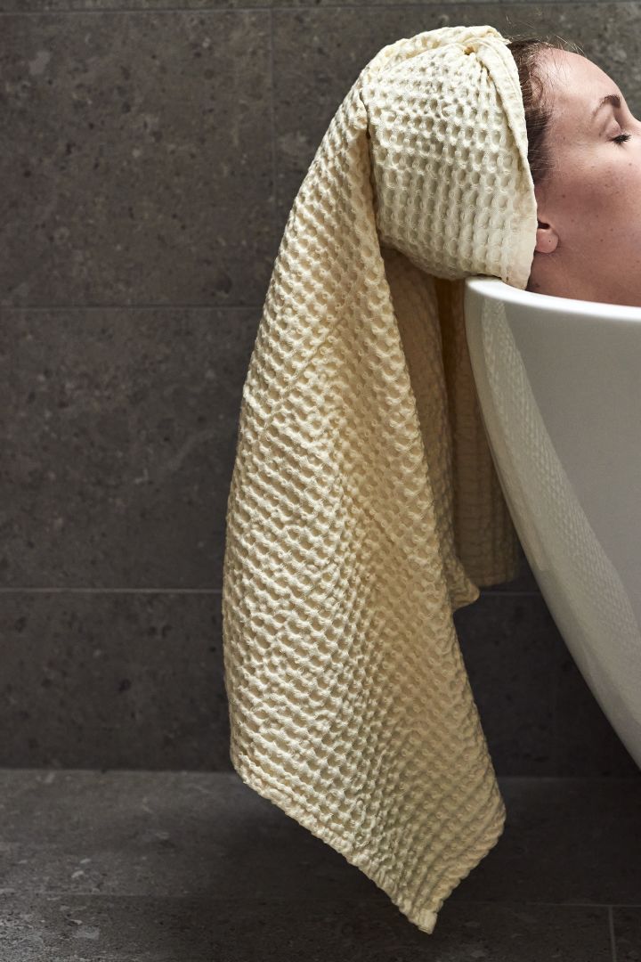 Använd denna vita ekologiska handduk från Ferm Living för att skapa hemmaspa-känslan i ditt badrum för avkopplande stunder.