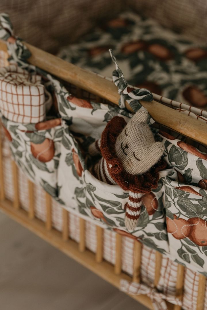 Sängfickor som Pomme Satin Quilted sängficka från Garbo&Friends förvarar leksaker, gosedjur och andra användbara saker som föräldrar vill ha nära barnets säng.