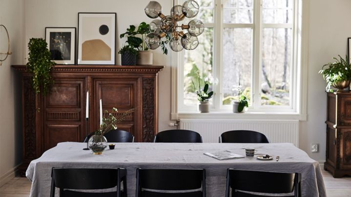 Inred matplatsen med inspiration från en modern, urban och minimalistisk stil med hjälp av en taklampa i glas och svarta stolar från Muuto. 