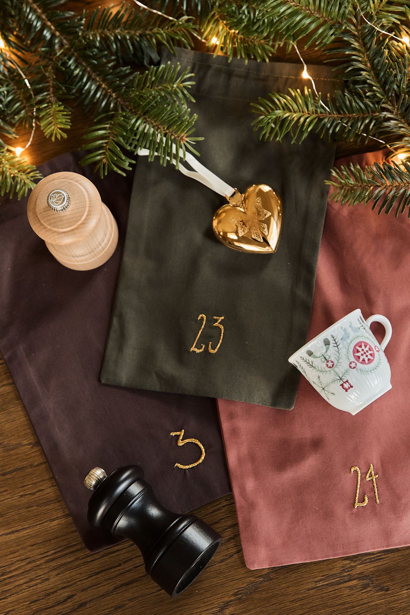 Använd Christmas countdown julkalender från ferm LIVING för att göra egen adventskalender. Lägg i mini kryddkvarnar, julhänge eller liten mugg.