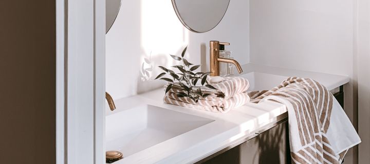 Inred ditt badrum för avkopplande stunder med Stripes beigea handdukar från NJRD för att skapa hemmaspa-känslan. @arkihem