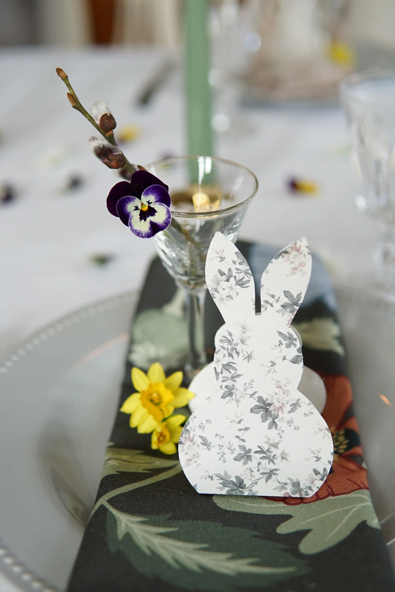 En söt påskhare i papper som påskbordsdekoration av @faggemala1912 på en tallrik från Dots-kollektionen från Scandi Living.