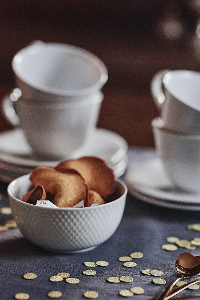 Lyckokakor serverade ur Rhombe skål från Lyngby Porcelain.