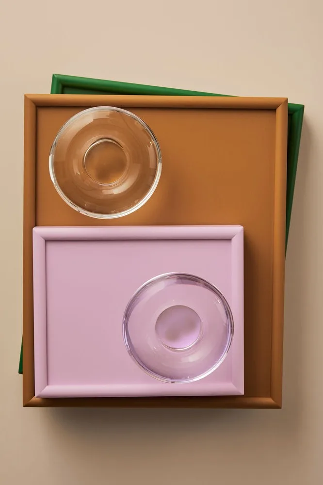 Chateau vitvinsglas från Kosta Boda på ett dukat bord med färgglada HAY-ljusstakar på bordet. 