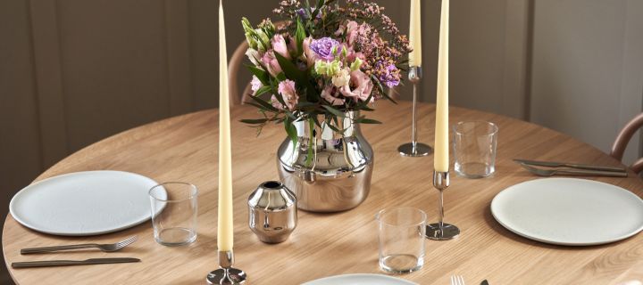 Den nya kollektionen för Gense, formgiven av Monica Förster. Här kan du se vasen och ljusstakarna i blankt, rostfritt stål ta plats i en enkel dukning. 