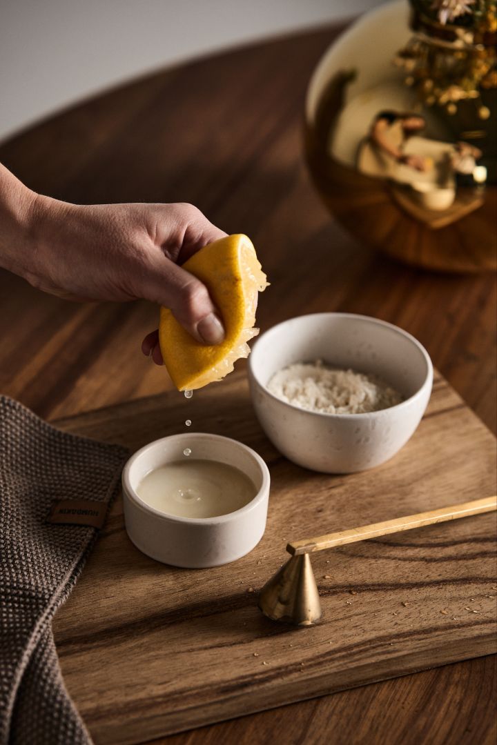 Pressa citron i salt och blanda ihop för att använda som husmorstips för att rengöra mässing och putsa mässing med en mjuk handduk för att få den skinande ren.